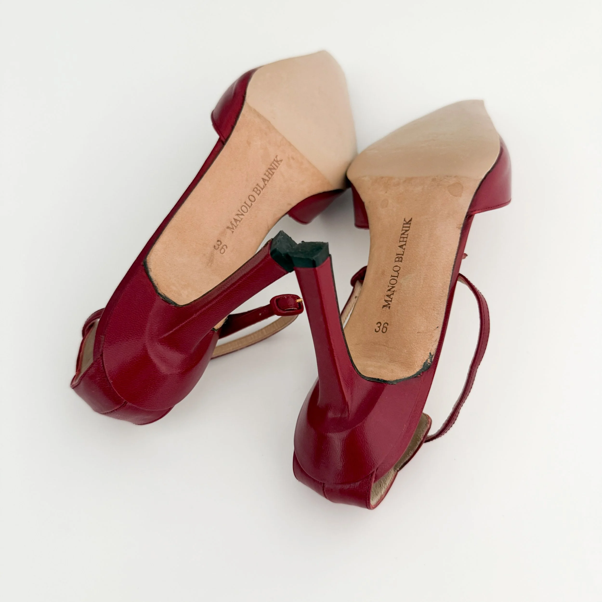 Manolo Blahnik Grey Leather Cutout Heels (IT 36) — sororité.